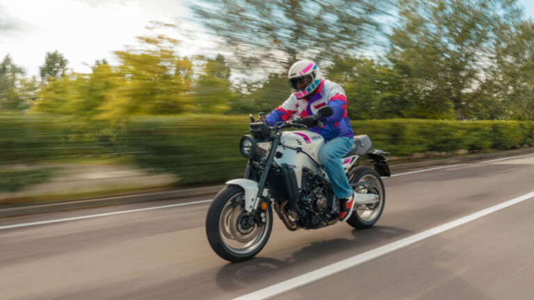YAMAHA XSR900｜90年代レーシングヘリテージの再臨！名車YZF750R/SPのグラフィックを彷彿とさせるヤマハ「XSR900」ネオンホワイトが登場【海外】