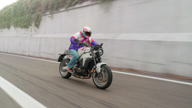 YAMAHA XSR900｜90年代レーシングヘリテージの再臨！名車YZF750R/SPのグラフィックを彷彿とさせるヤマハ「XSR900」ネオンホワイトが登場【海外】