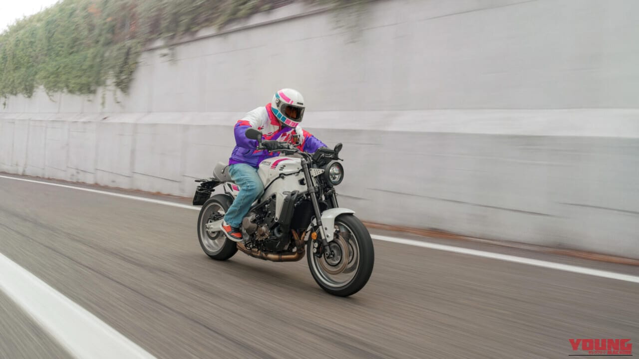 YAMAHA XSR900｜90年代レーシングヘリテージの再臨！名車YZF750R/SPのグラフィックを彷彿とさせるヤマハ「XSR900」ネオンホワイトが登場【海外】