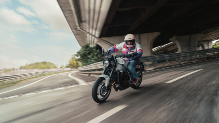 YAMAHA XSR900｜90年代レーシングヘリテージの再臨！名車YZF750R/SPのグラフィックを彷彿とさせるヤマハ「XSR900」ネオンホワイトが登場【海外】