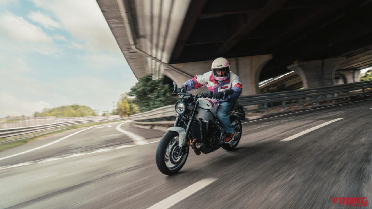 YAMAHA XSR900｜90年代レーシングヘリテージの再臨！名車YZF750R/SPのグラフィックを彷彿とさせるヤマハ「XSR900」ネオンホワイトが登場【海外】