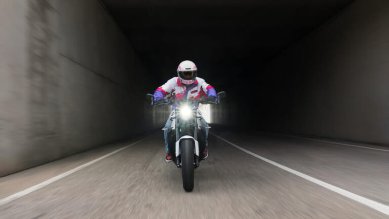 YAMAHA XSR900|90年代レーシングヘリテージの再臨!名車YZF750R/SPのグラフィックを彷彿とさせるヤマハ「XSR900」ネオンホワイトが登場【海外】