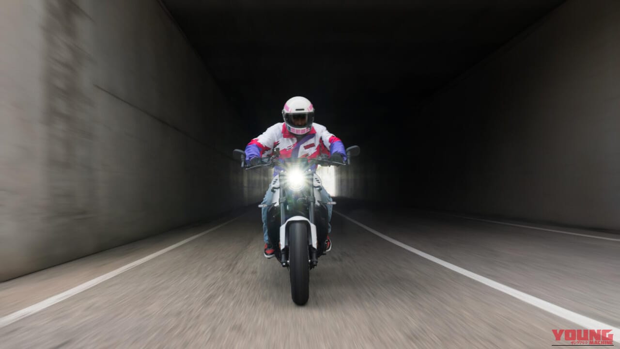 YAMAHA XSR900｜90年代レーシングヘリテージの再臨！名車YZF750R/SPのグラフィックを彷彿とさせるヤマハ「XSR900」ネオンホワイトが登場【海外】