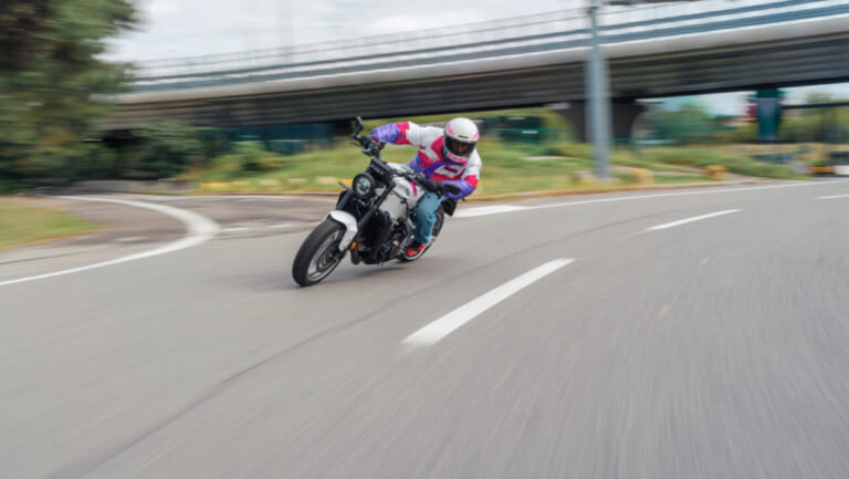 YAMAHA XSR900|90年代レーシングヘリテージの再臨!名車YZF750R/SPのグラフィックを彷彿とさせるヤマハ「XSR900」ネオンホワイトが登場【海外】