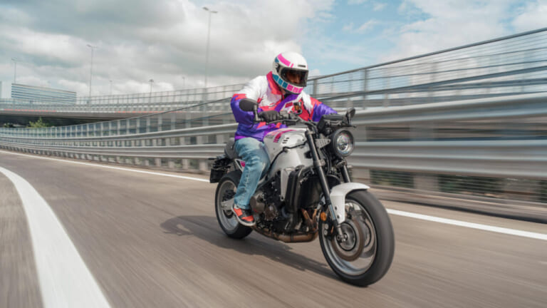 YAMAHA XSR900｜90年代レーシングヘリテージの再臨！名車YZF750R/SPのグラフィックを彷彿とさせるヤマハ「XSR900」ネオンホワイトが登場【海外】