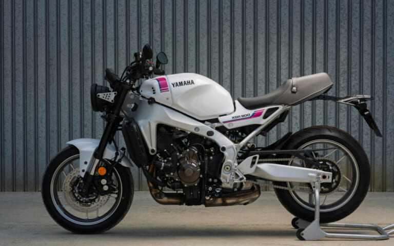 YAMAHA XSR900｜90年代レーシングヘリテージの再臨！名車YZF750R/SPのグラフィックを彷彿とさせるヤマハ「XSR900」ネオンホワイトが登場【海外】