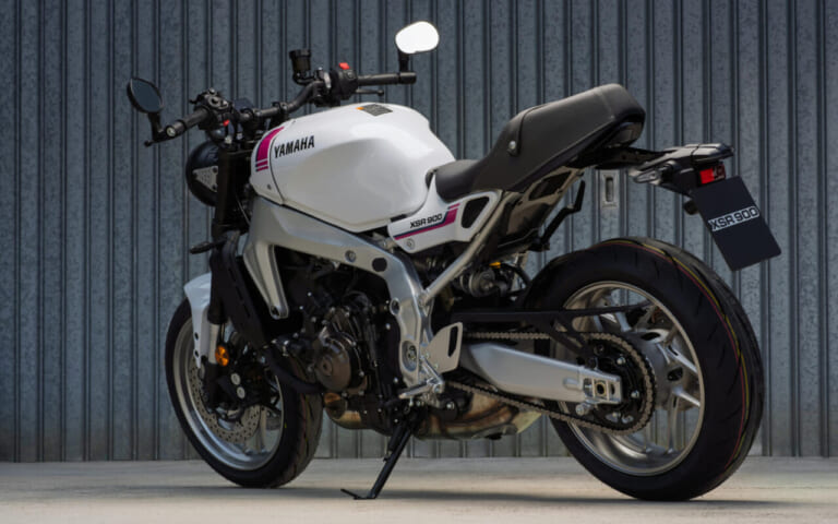 YAMAHA XSR900|90年代レーシングヘリテージの再臨!名車YZF750R/SPのグラフィックを彷彿とさせるヤマハ「XSR900」ネオンホワイトが登場【海外】