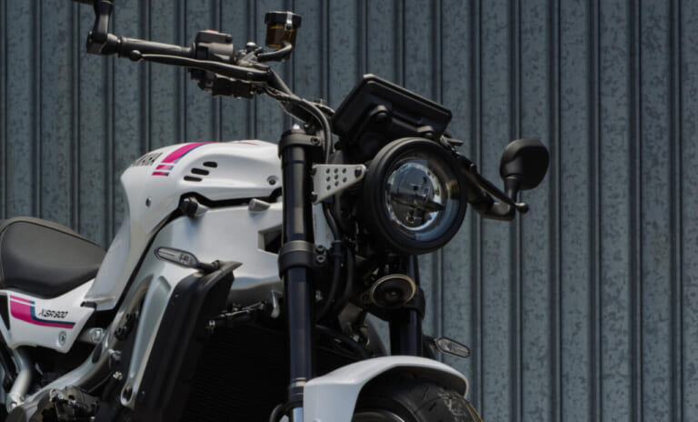 YAMAHA XSR900｜90年代レーシングヘリテージの再臨！名車YZF750R/SPのグラフィックを彷彿とさせるヤマハ「XSR900」ネオンホワイトが登場【海外】