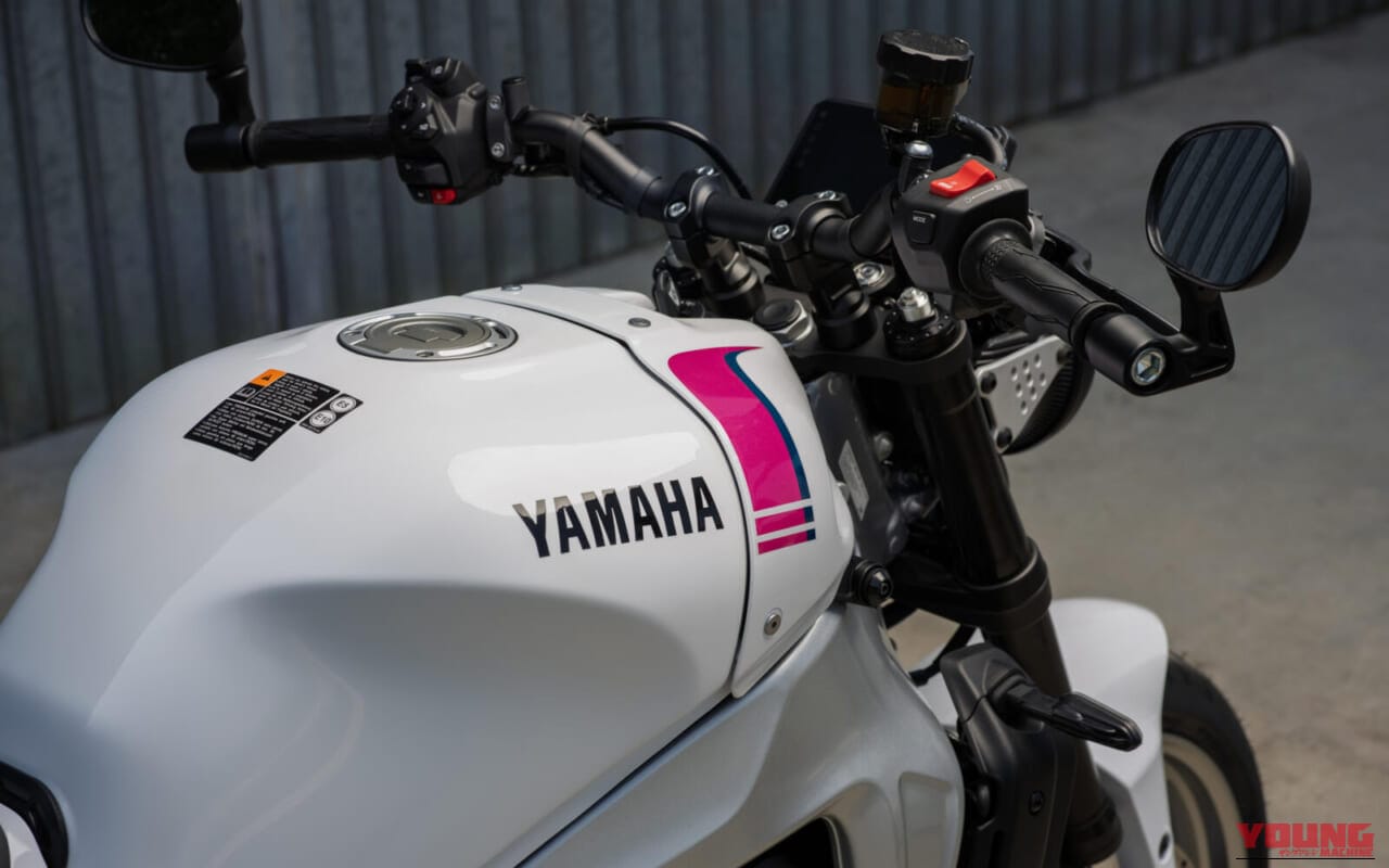 YAMAHA XSR900｜90年代レーシングヘリテージの再臨！名車YZF750R/SPのグラフィックを彷彿とさせるヤマハ「XSR900」ネオンホワイトが登場【海外】