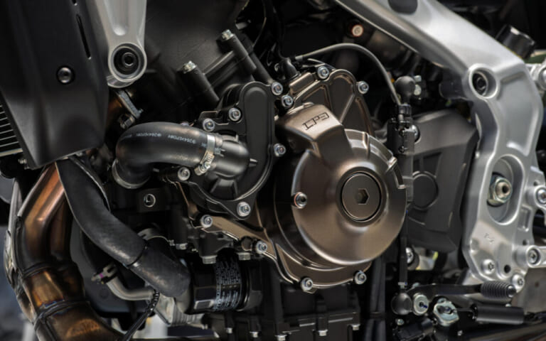 YAMAHA XSR900｜90年代レーシングヘリテージの再臨！名車YZF750R/SPのグラフィックを彷彿とさせるヤマハ「XSR900」ネオンホワイトが登場【海外】
