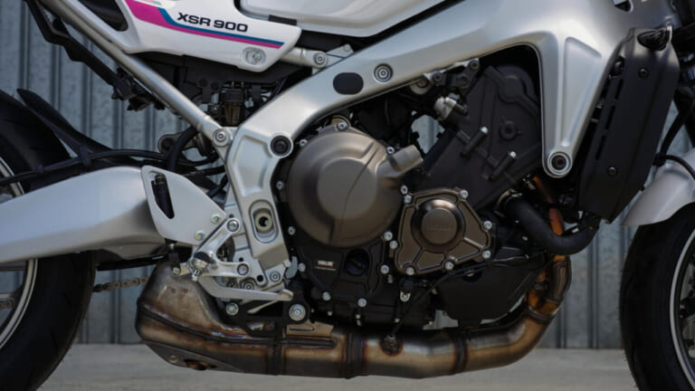 YAMAHA XSR900｜90年代レーシングヘリテージの再臨！名車YZF750R/SPのグラフィックを彷彿とさせるヤマハ「XSR900」ネオンホワイトが登場【海外】