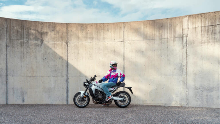 YAMAHA XSR900｜90年代レーシングヘリテージの再臨！名車YZF750R/SPのグラフィックを彷彿とさせるヤマハ「XSR900」ネオンホワイトが登場【海外】