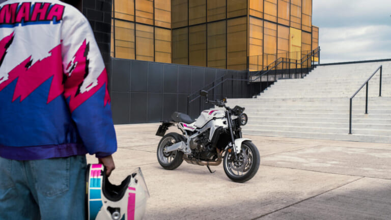 YAMAHA XSR900|90年代レーシングヘリテージの再臨!名車YZF750R/SPのグラフィックを彷彿とさせるヤマハ「XSR900」ネオンホワイトが登場【海外】