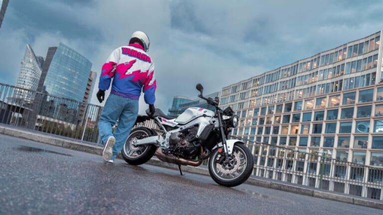 YAMAHA XSR900｜90年代レーシングヘリテージの再臨！名車YZF750R/SPのグラフィックを彷彿とさせるヤマハ「XSR900」ネオンホワイトが登場【海外】