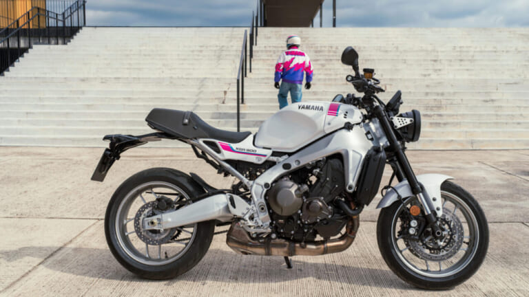 YAMAHA XSR900｜90年代レーシングヘリテージの再臨！名車YZF750R/SPのグラフィックを彷彿とさせるヤマハ「XSR900」ネオンホワイトが登場【海外】