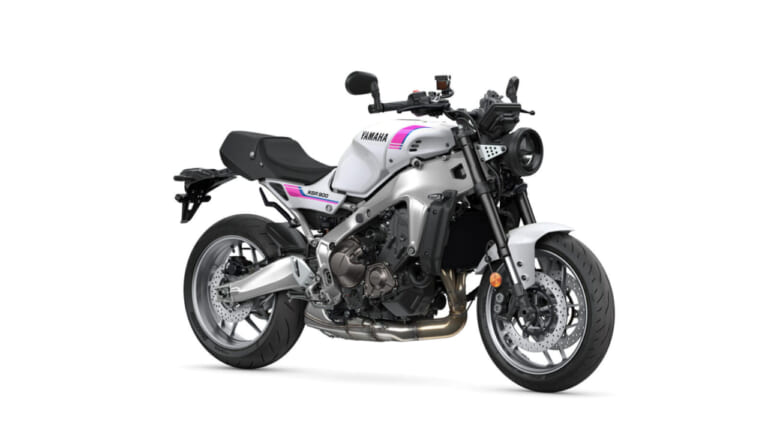 YAMAHA XSR900｜90年代レーシングヘリテージの再臨！名車YZF750R/SPのグラフィックを彷彿とさせるヤマハ「XSR900」ネオンホワイトが登場【海外】