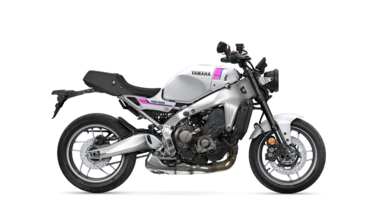 YAMAHA XSR900｜90年代レーシングヘリテージの再臨！名車YZF750R/SPのグラフィックを彷彿とさせるヤマハ「XSR900」ネオンホワイトが登場【海外】