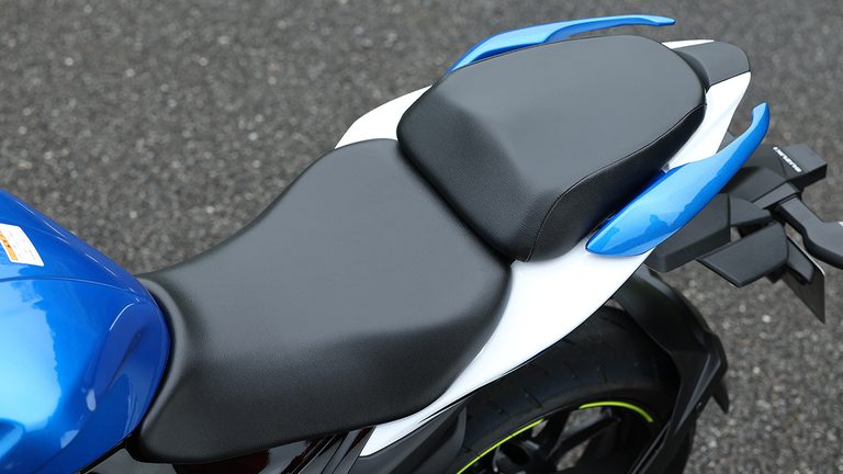 シートはセパレトタイプ｜コスパ最強の250ccフルカウル！スズキ「ジクサーSF250」に全日本ライダー岡崎静夏が試乗「曲がりすぎない」ハンドリングと意外すぎるツアラー適性を徹底インプレ