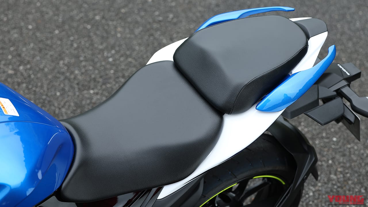 シートはセパレトタイプ｜コスパ最強の250ccフルカウル！スズキ「ジクサーSF250」に全日本ライダー岡崎静夏が試乗「曲がりすぎない」ハンドリングと意外すぎるツアラー適性を徹底インプレ