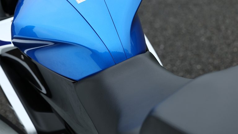 燃料タンクは、、グラマラスにデザインされている。|コスパ最強の250ccフルカウル!スズキ「ジクサーSF250」に全日本ライダー岡崎静夏が試乗「曲がりすぎない」ハンドリングと意外すぎるツアラー適性を徹底インプレ