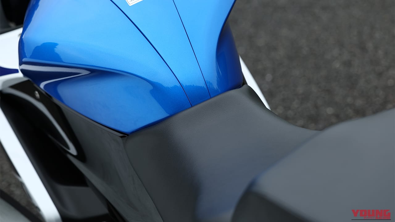 燃料タンクは、、グラマラスにデザインされている。｜コスパ最強の250ccフルカウル！スズキ「ジクサーSF250」に全日本ライダー岡崎静夏が試乗「曲がりすぎない」ハンドリングと意外すぎるツアラー適性を徹底インプレ