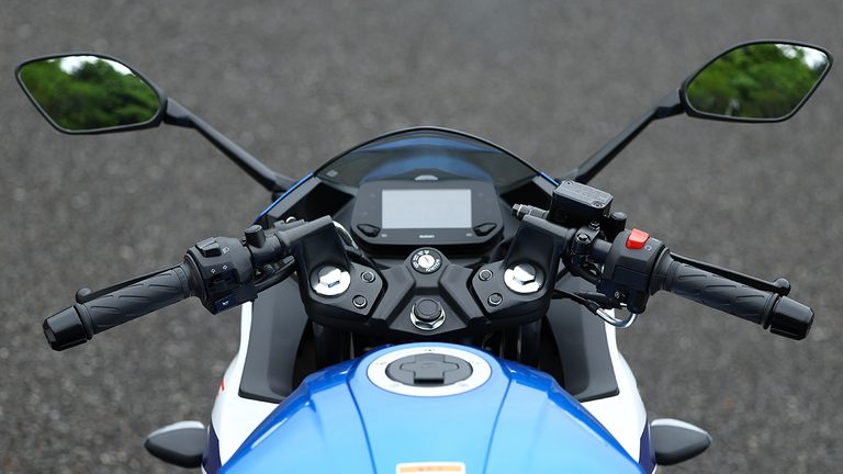 セパレートハンドルはトップブリッジにボルトオン|コスパ最強の250ccフルカウル!スズキ「ジクサーSF250」に全日本ライダー岡崎静夏が試乗「曲がりすぎない」ハンドリングと意外すぎるツアラー適性を徹底インプレ