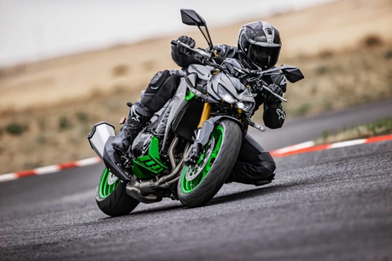 KAWASAKI Z1100SE｜凄みスタイルに新グラフィックと黒キャリパーを融合! カワサキのスーパーネイキッド「Z1100/Z1100 SE」の2027年モデルが登場。魅せるフラッグシップの貫禄