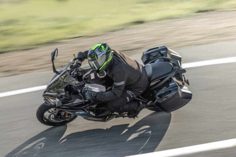KAWASAKI Ninja 1100SX|前後ドラレコ/ETC2.0標準装備に新ブレンボ! パールホワイト新色追加で上質さを増した136PSツアラー「Ninja 1100SX/SE」202年モデルが登場