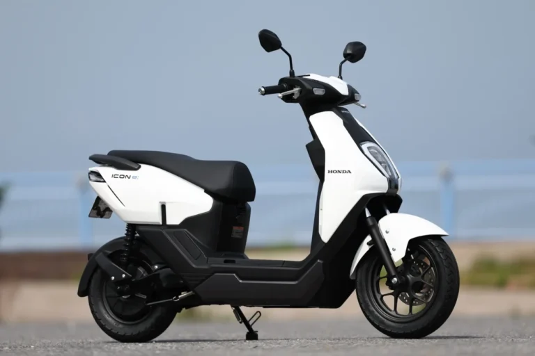 Honda ICON e:|【Dio110 Liteより安い!?】22万円の電動原付「ICON e:」をプロレーサーが徹底検証! 日常の利便性と前輪12インチの安定感