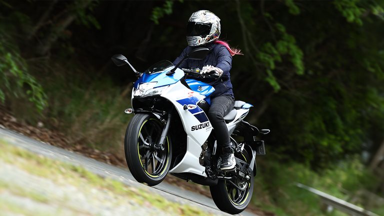 イメージギャラリー｜コスパ最強の250ccフルカウル！スズキ「ジクサーSF250」に全日本ライダー岡崎静夏が試乗「曲がりすぎない」ハンドリングと意外すぎるツアラー適性を徹底インプレ