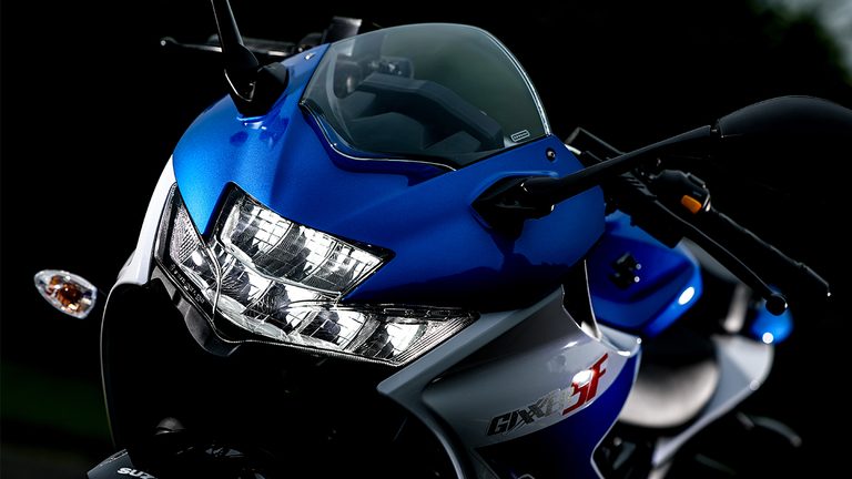 トリトンブルーメタリック / パールグレッシャーホワイト｜コスパ最強の250ccフルカウル！スズキ「ジクサーSF250」に全日本ライダー岡崎静夏が試乗「曲がりすぎない」ハンドリングと意外すぎるツアラー適性を徹底インプレ