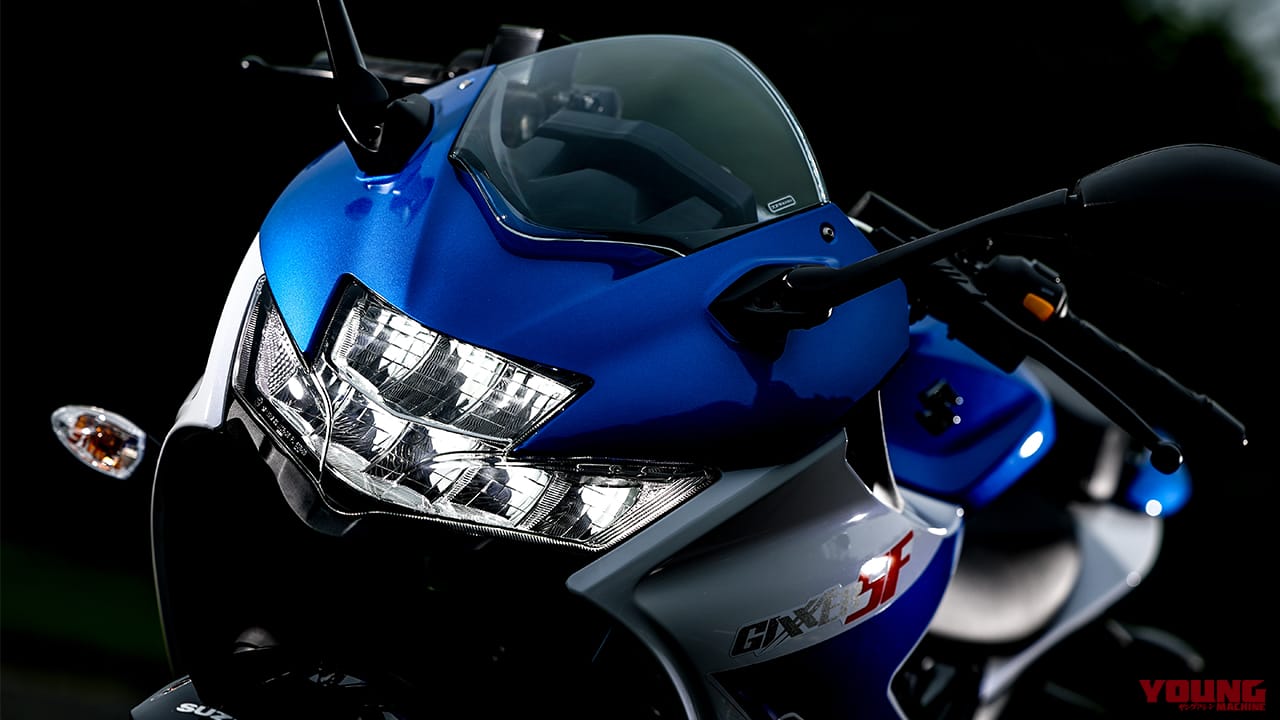 トリトンブルーメタリック / パールグレッシャーホワイト｜コスパ最強の250ccフルカウル！スズキ「ジクサーSF250」に全日本ライダー岡崎静夏が試乗「曲がりすぎない」ハンドリングと意外すぎるツアラー適性を徹底インプレ