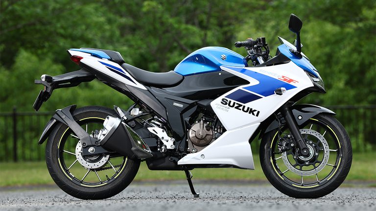 右側|コスパ最強の250ccフルカウル!スズキ「ジクサーSF250」に全日本ライダー岡崎静夏が試乗「曲がりすぎない」ハンドリングと意外すぎるツアラー適性を徹底インプレ