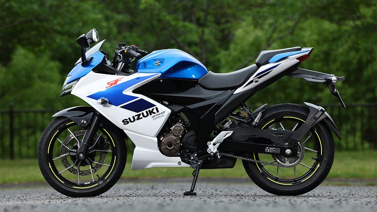 左側｜コスパ最強の250ccフルカウル！スズキ「ジクサーSF250」に全日本ライダー岡崎静夏が試乗「曲がりすぎない」ハンドリングと意外すぎるツアラー適性を徹底インプレ