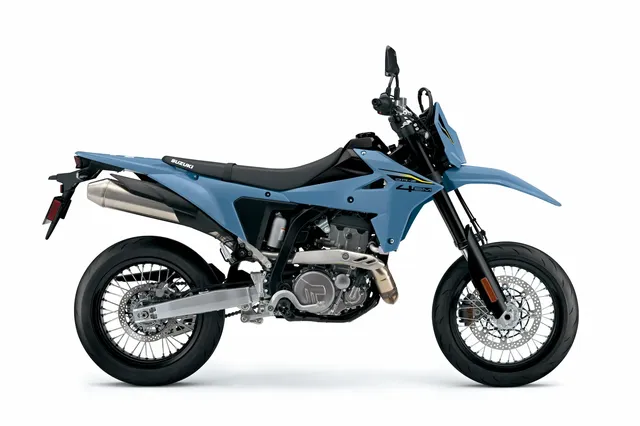 SUZUKI DR-Z4SM|価格据え置き! 38PSの398cc単気筒「DR-Z4S / SM」2027年モデルが漆黒ブラック&アイアングレーを引っ提げて欧州に投入