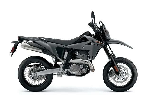 SUZUKI DR-Z4SM|価格据え置き! 38PSの398cc単気筒「DR-Z4S / SM」2027年モデルが漆黒ブラック&アイアングレーを引っ提げて欧州に投入