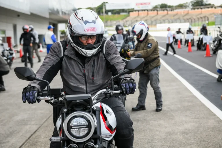 HONDA CB400 SUPER FOUR E-Clutch|【鈴鹿試乗で判明】「VTECなしでも全域トルクフル!」新型CB400 SUPER FOUR E-Clutchに大型乗りも驚愕した理由