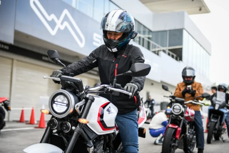 【鈴鹿試乗で判明】「VTECなしでも全域トルクフル!」新型CB400 SUPER FOUR E-Clutchに大型乗りも驚愕した理由