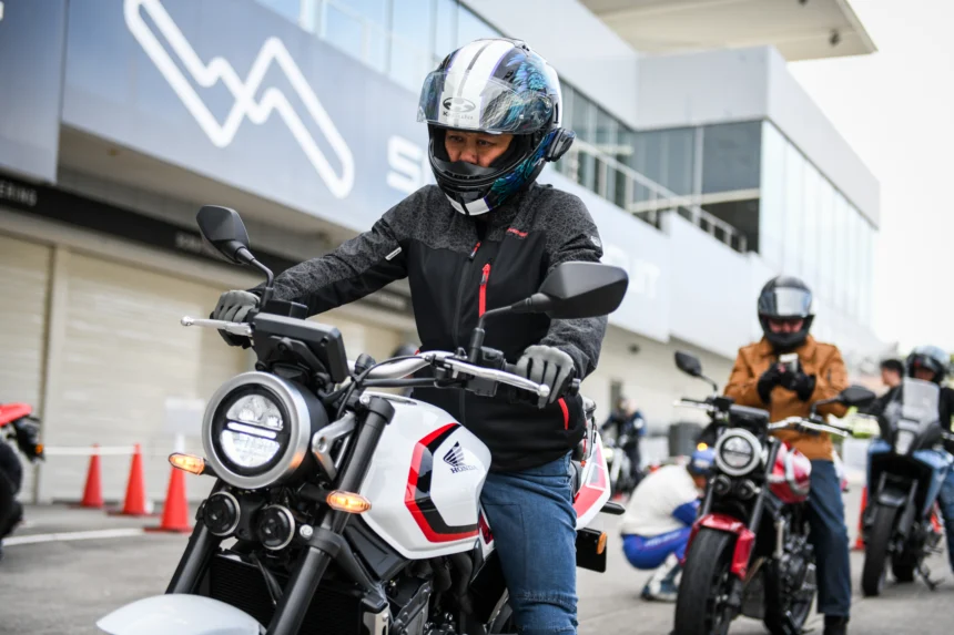 【鈴鹿試乗で判明】「VTECなしでも全域トルクフル!」新型CB400 SUPER FOUR E-Clutchに大型乗りも驚愕した理由
