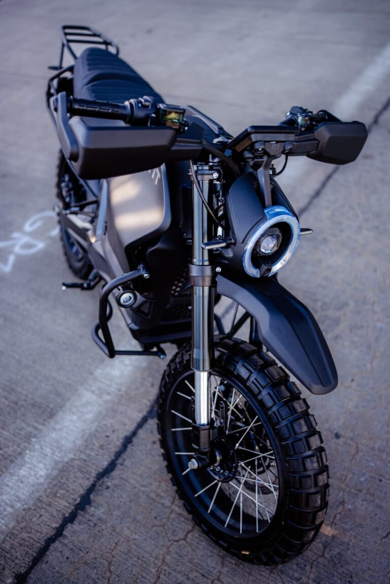 GR1T G1XR Raider|着脱バッテリー&スマート機能を凝縮! ドイツ発イタリア設計の電動バイクブランド「GR1T」が解き放つ新スクランブラー&ストリート【EICMA2026】