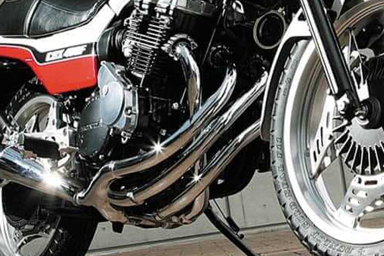 ホンダの初代CBX400Fの排気管｜なぜ人気再燃？新型投入で脚光を浴びる「400cc×4気筒」。かつての名車にも注がれる熱視線。高値で取引される事例も［ホンダ・CBX400F］
