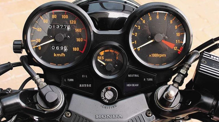 なぜ人気再燃？新型投入で脚光を浴びる「400cc×4気筒」。かつての名車にも注がれる熱視線。高値で取引される事例も［ホンダ・CBX400F］