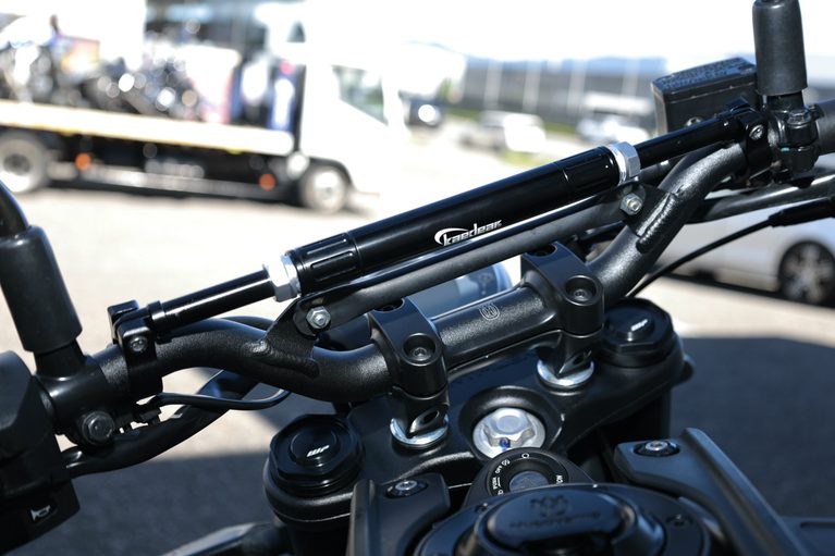 ハスクバーナ スヴァルトピレン125のハンドルに装着した、カエディアのアジャストセンターブレース KDR-HB2｜「取付け簡単、効果は抜群」カエディアのアジャストセンターブレース（KDR-HB2）を購入。「ハンドルまわりの印象が変わった…！」スマホホルダーやナビなどのデバイス装着に活躍してくれそう！