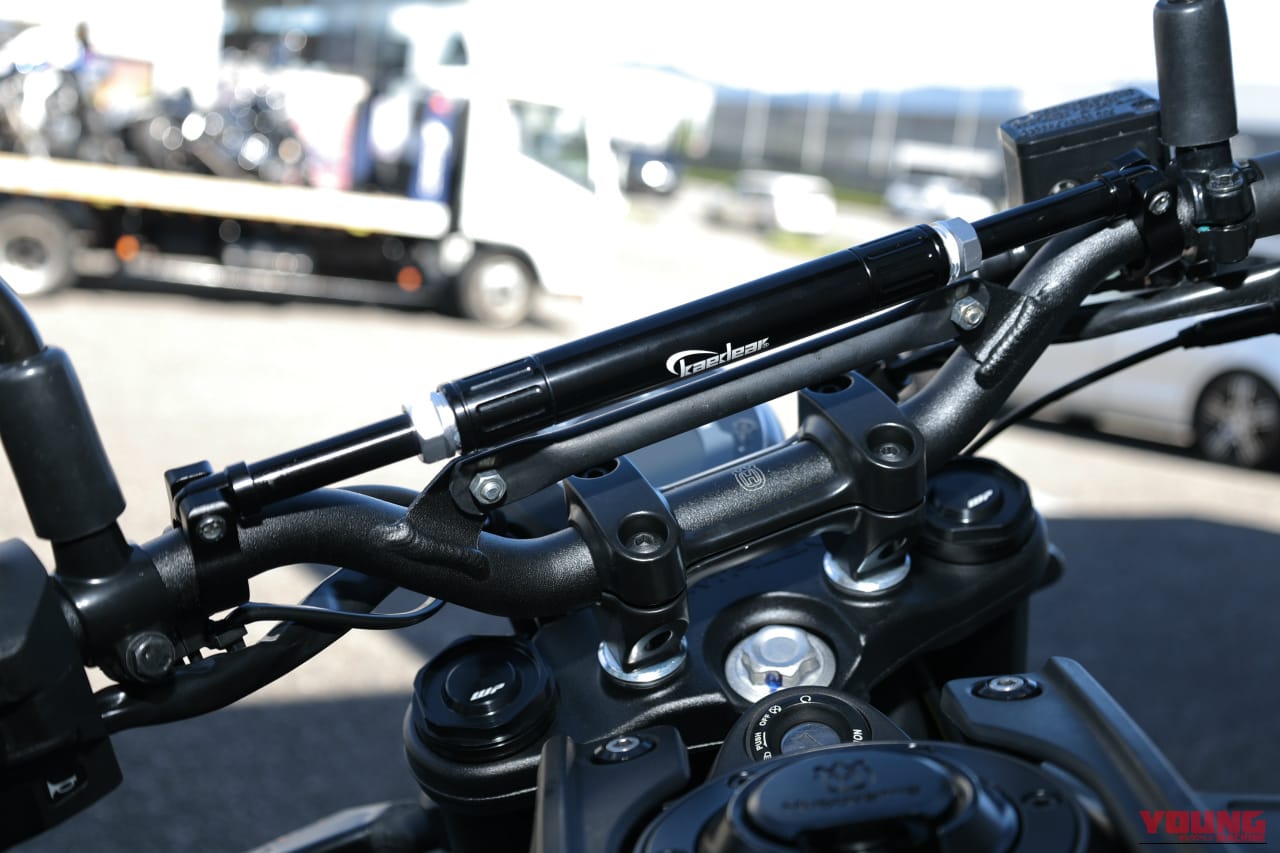 ハスクバーナ スヴァルトピレン125のハンドルに装着した、カエディアのアジャストセンターブレース KDR-HB2|「取付け簡単、効果は抜群」カエディアのアジャストセンターブレース(KDR-HB2)を購入。「ハンドルまわりの印象が変わった…!」スマホホルダーやナビなどのデバイス装着に活躍してくれそう!