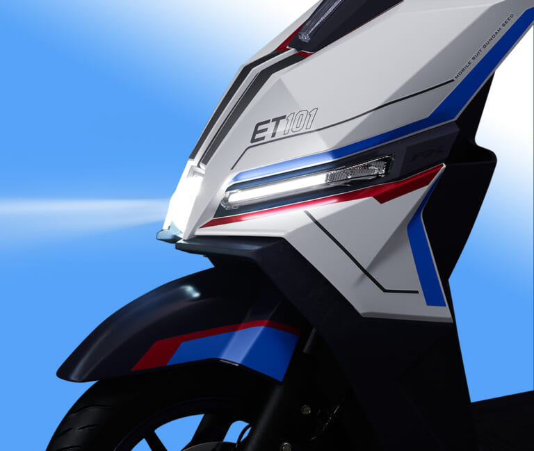 HONDA NS125FX｜舞い降りる剣をその手に! 中国ホンダの原付二種スクーターに白青のボディに赤青分色ホイールが映える「フリーダムガンダムコラボ限定版」登場【NS125FX】