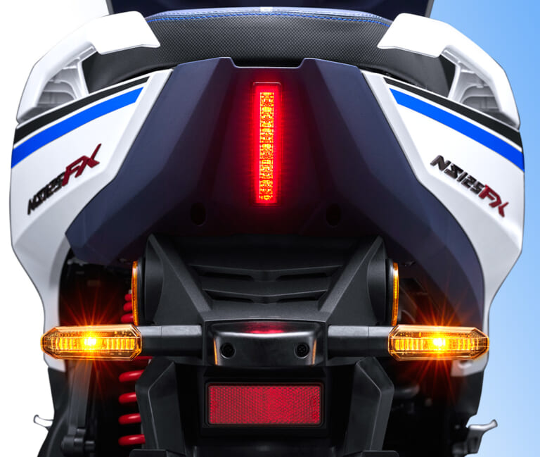 HONDA NS125FX｜舞い降りる剣をその手に! 中国ホンダの原付二種スクーターに白青のボディに赤青分色ホイールが映える「フリーダムガンダムコラボ限定版」登場【NS125FX】