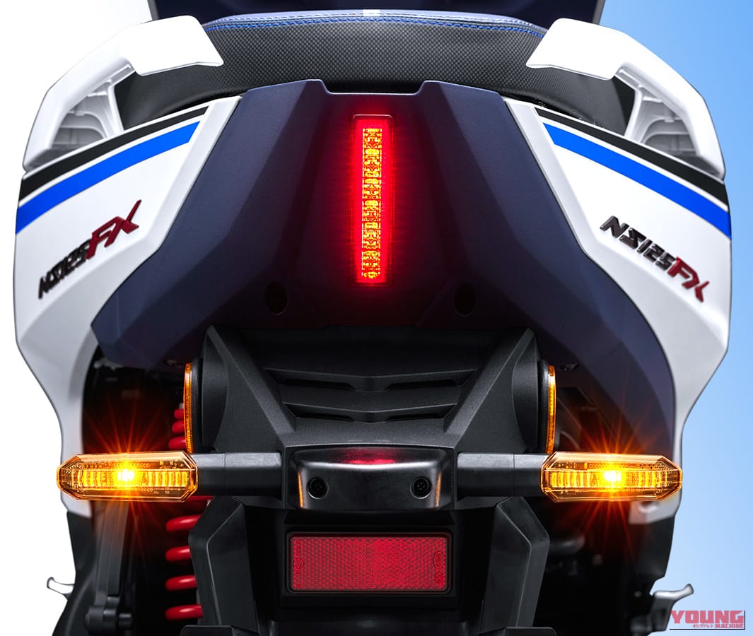 HONDA NS125FX｜舞い降りる剣をその手に! 中国ホンダの原付二種スクーターに白青のボディに赤青分色ホイールが映える「フリーダムガンダムコラボ限定版」登場【NS125FX】