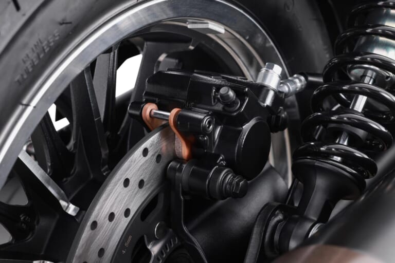 SRV600V2｜リアブレーキ｜QJMOTORの大型モデルが日本初上陸！原付二種から大型まで選べるクルーザー「SRV」シリーズの魅力