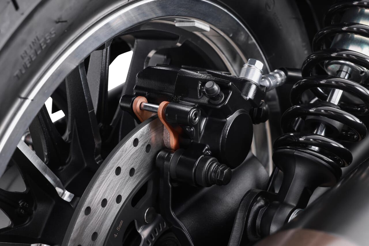 SRV600V2｜リアブレーキ｜QJMOTORの大型モデルが日本初上陸！原付二種から大型まで選べるクルーザー「SRV」シリーズの魅力