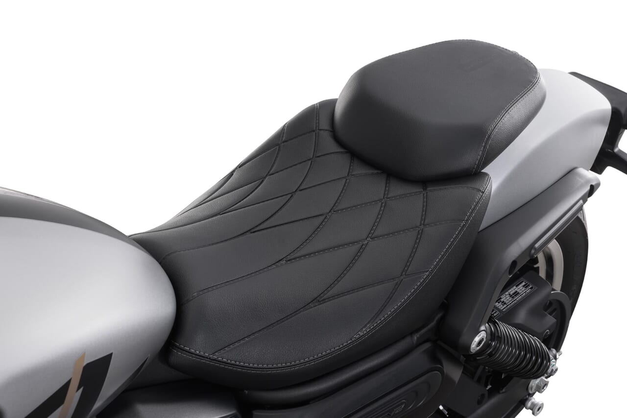 SRV600V2｜シート｜QJMOTORの大型モデルが日本初上陸！原付二種から大型まで選べるクルーザー「SRV」シリーズの魅力